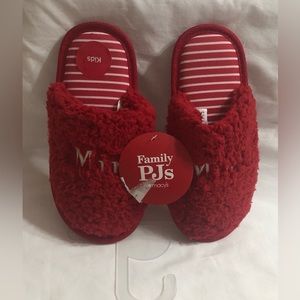 Macy’s Holiday Kids Mini plush foamed slippers red size 6-7